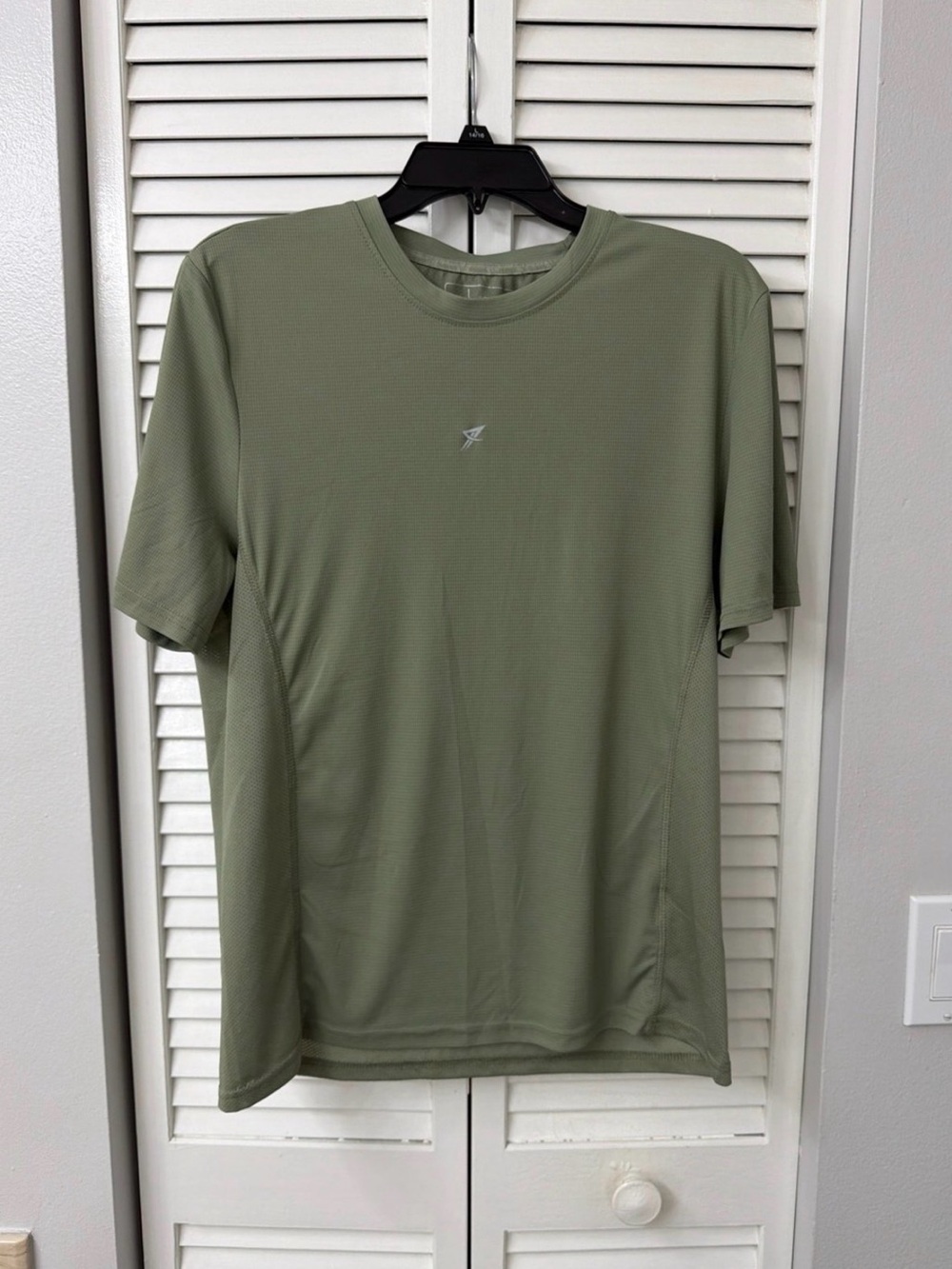 Primark Men’s Athletic Shirt (size S) EUC